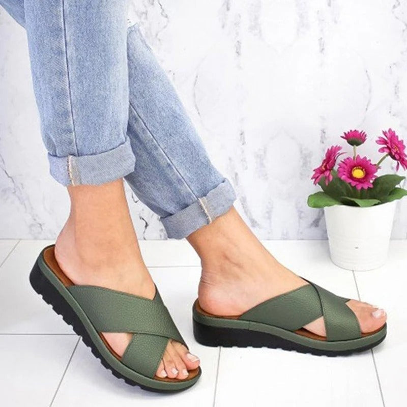 Sandales femme – Brides croisées texturées – Semelle plateforme amortie – Coupe décontractée