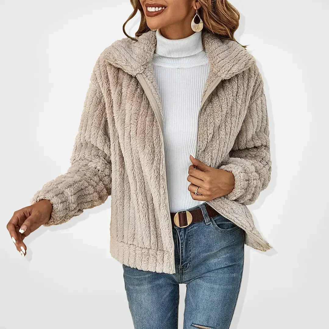 Veste femme en peluche – Coupe décontractée – Texture côtelée – Fermeture zippée – Col montant