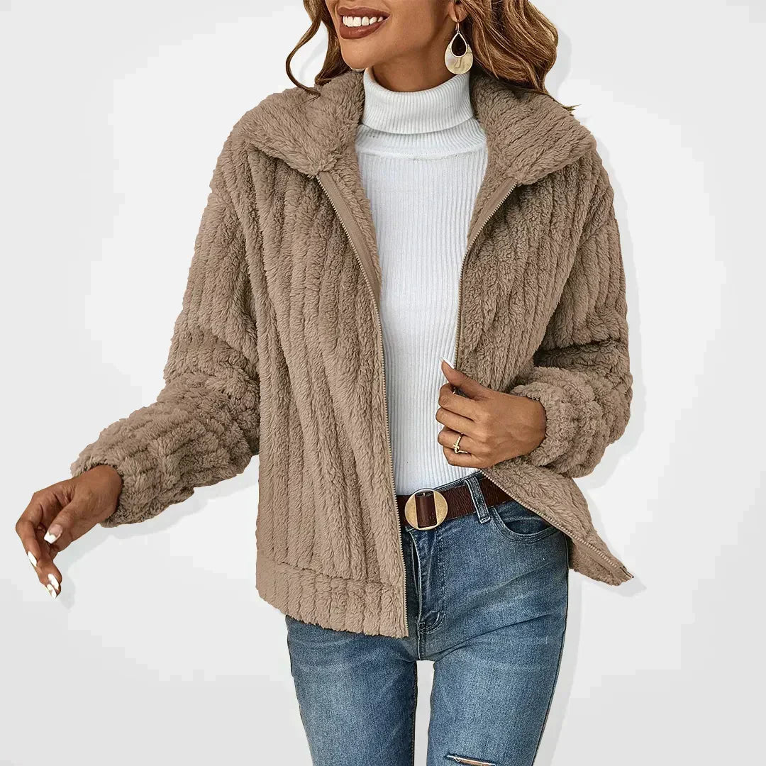 Veste femme en peluche – Coupe décontractée – Texture côtelée – Fermeture zippée – Col montant