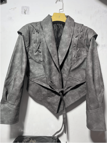 Veste en cuir femme – Coupe cintrée – Col châle – Ceinture taille – Épaules lacées
