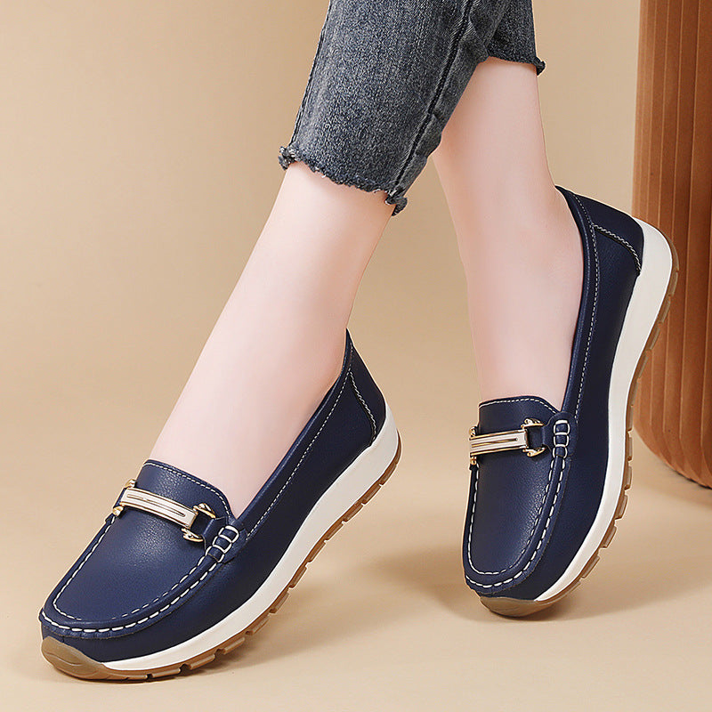 Mocassins beige pour femmes avec boucle dorée et semelle matelassée