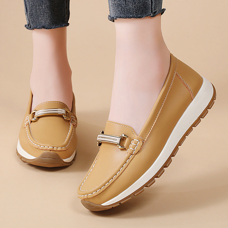 Mocassins beige pour femmes avec boucle dorée et semelle matelassée