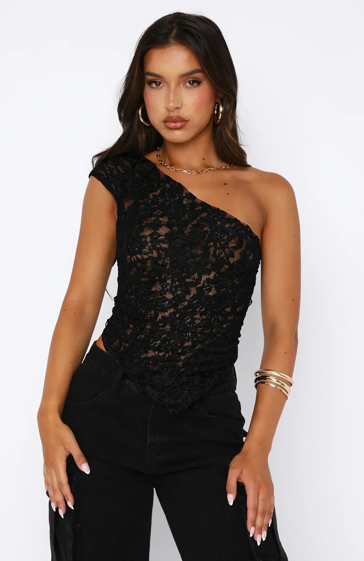 Top femme en dentelle – Épaule dénudée – Coupe ajustée – Ourlet asymétrique – Court