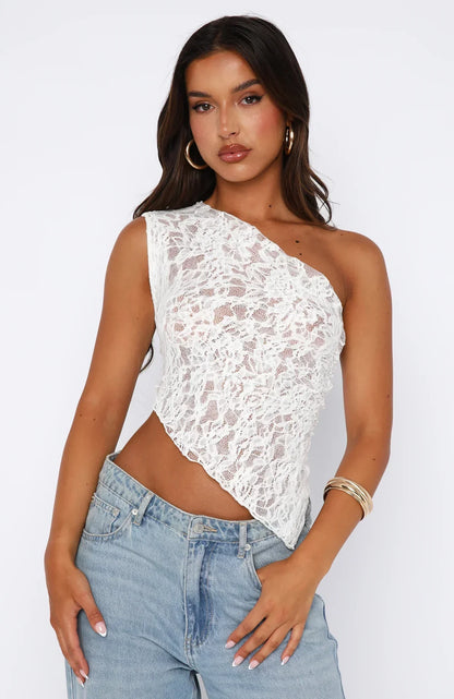 Top femme en dentelle – Épaule dénudée – Coupe ajustée – Ourlet asymétrique – Court