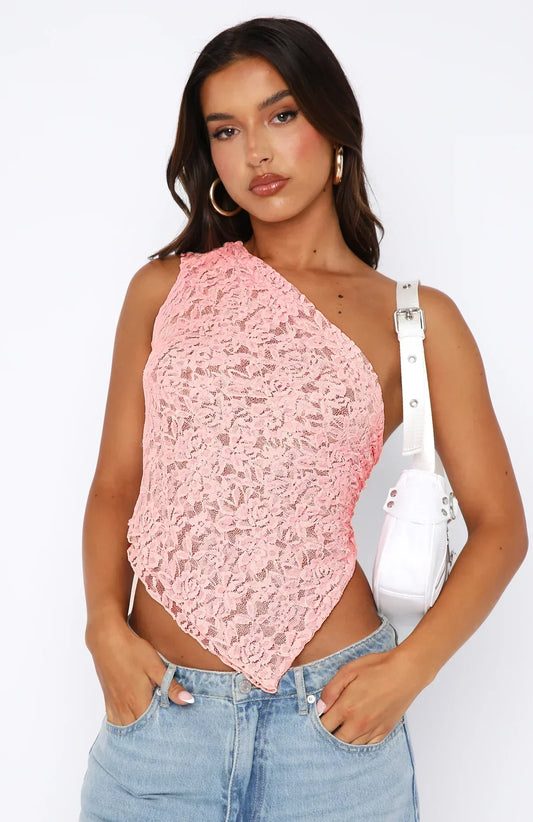 Top femme en dentelle – Épaule dénudée – Coupe ajustée – Ourlet asymétrique – Court