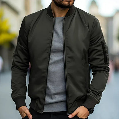 Blouson homme – Coupe classique – Tissu déperlant – Finitions côtelées – Poche zippée