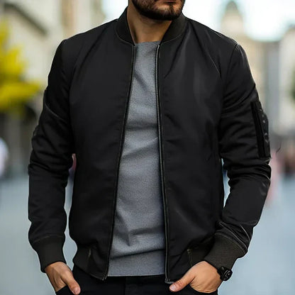 Blouson homme – Coupe classique – Tissu déperlant – Finitions côtelées – Poche zippée