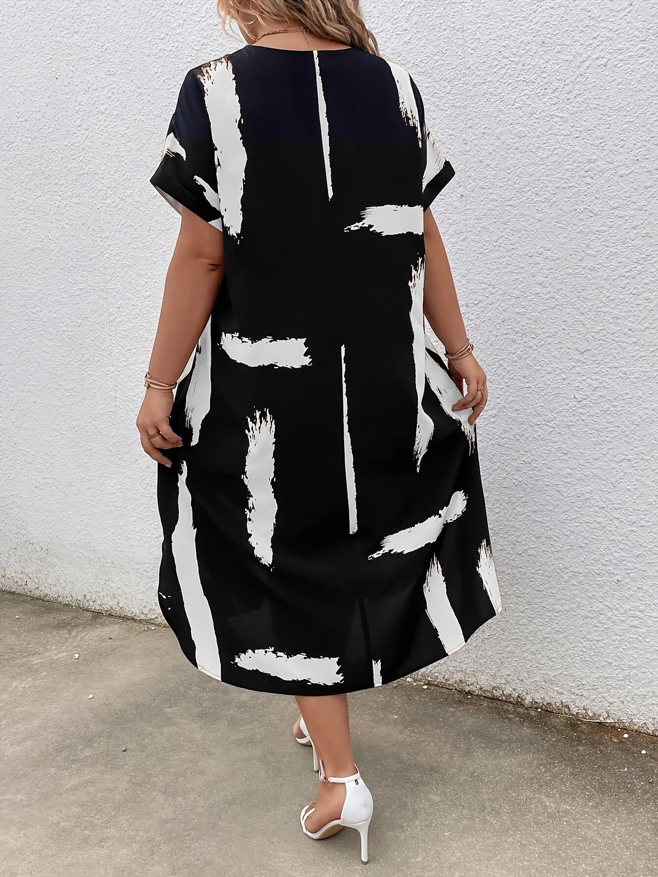 Robe Midi Femme - Coupe Ample - Manches Courtes - Col V Élégant - Motif Artistique