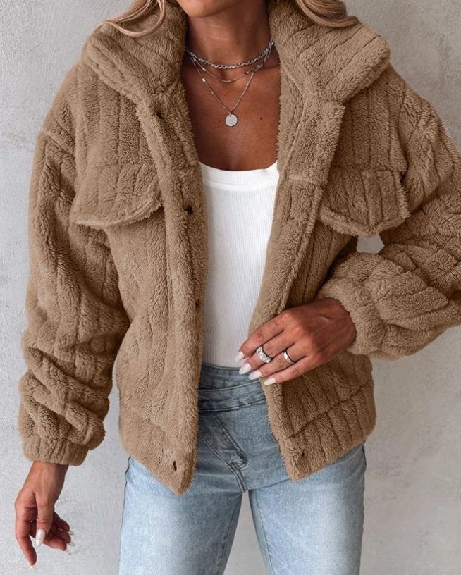 Manteau femme – Coupe oversize – Effet peluche doux – Poches à rabat – Col large