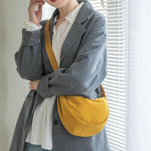 Sac à Épaule Femme – Forme Croissant – Tissu Texturé – Design Minimaliste Compact