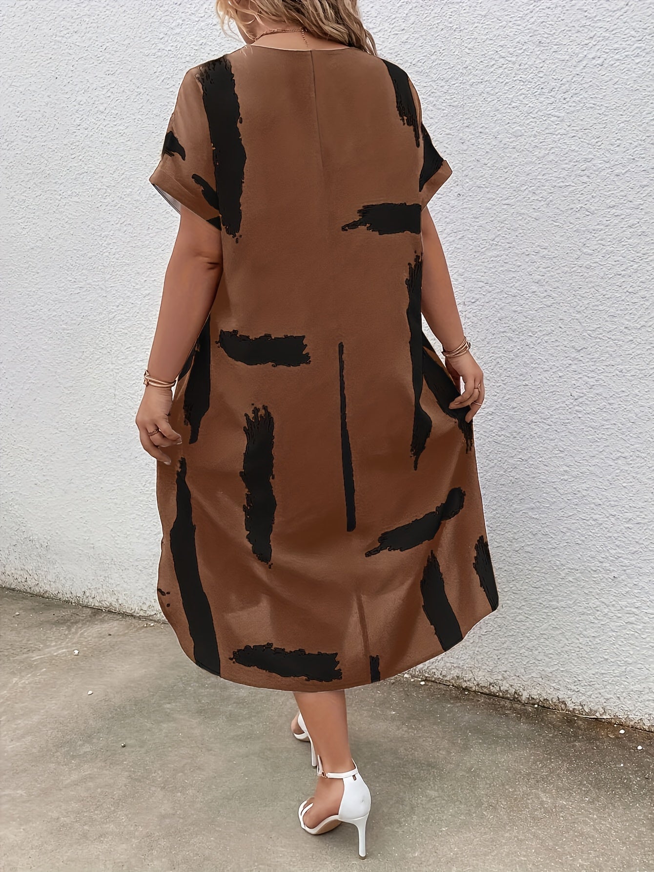 Robe Midi Femme - Coupe Ample - Manches Courtes - Col V Élégant - Motif Artistique