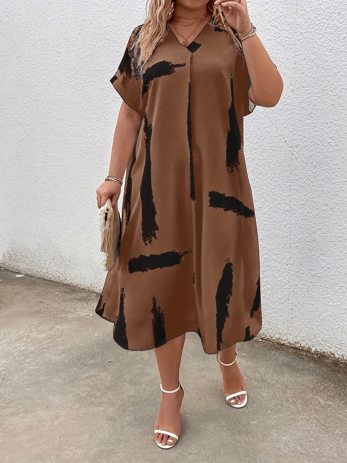 Robe Midi Femme - Coupe Ample - Manches Courtes - Col V Élégant - Motif Artistique
