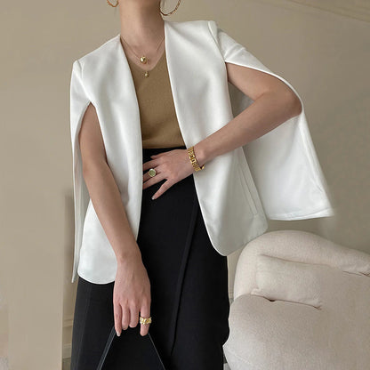 Veste Femme de Couverture – Coupe Cintrée – Manches Cape – Ouverture Élégante