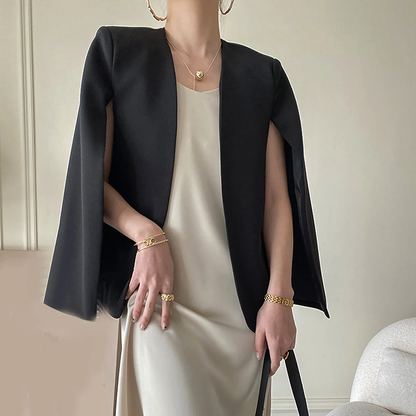 Veste Femme de Couverture – Coupe Cintrée – Manches Cape – Ouverture Élégante