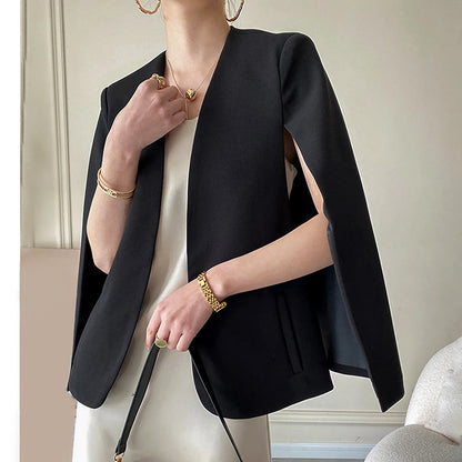 Veste Femme de Couverture – Coupe Cintrée – Manches Cape – Ouverture Élégante