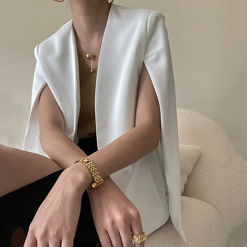 Veste Femme de Couverture – Coupe Cintrée – Manches Cape – Ouverture Élégante