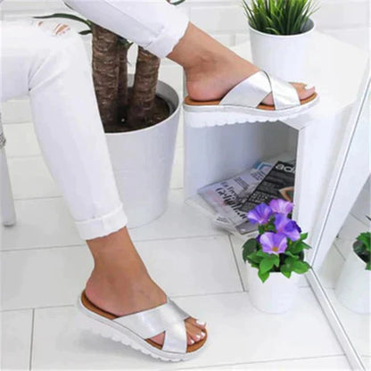 Sandales femme – Brides croisées texturées – Semelle plateforme amortie – Coupe décontractée