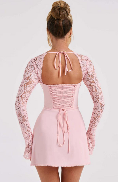 Robe Femme Mini – Coupe Ajustée – Manches Longues Dentelle – Décolleté Cœur