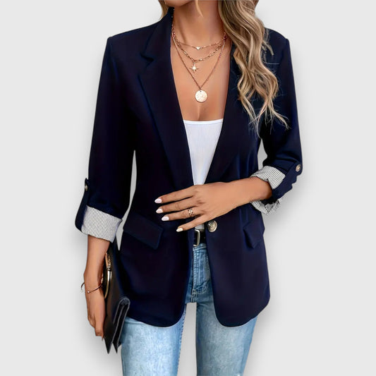 Blazer femme – Coupe structurée – Col tailleur – Boutonnage classique – Détail revers rayé