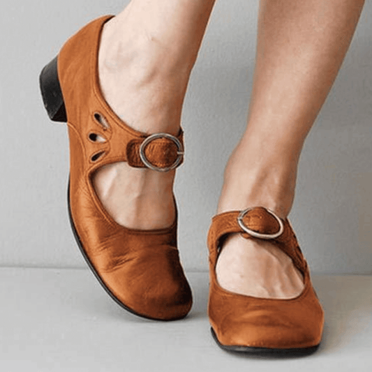 Sandales femme en cuir – Bout fermé – Talon bas – Boucle réglable – Découpes