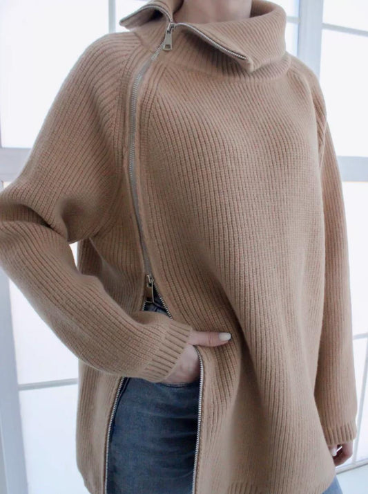 Pull femme en maille – Coupe oversize – Col large – Fermeture zippée asymétrique