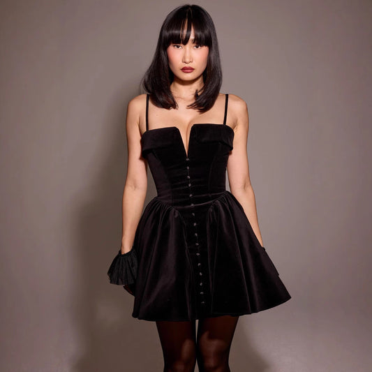 Robe Mini Femme – Velours Luxe – Coupe Évasée – Décolleté V – Bretelles Fines