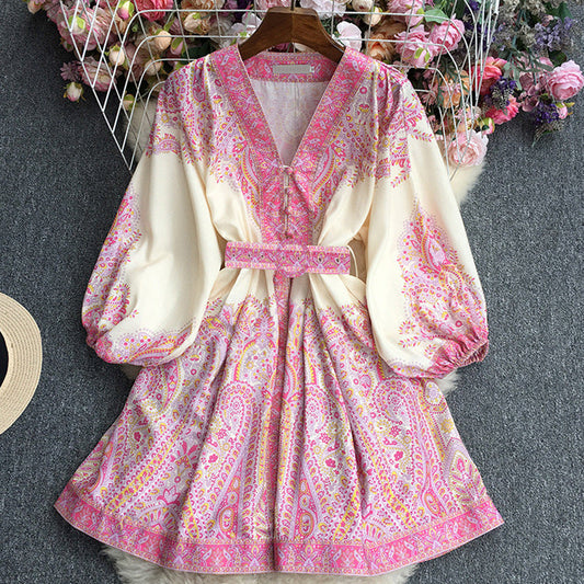 Robe longue femme – Coupe fluide – Col en V avec liseré – Taille ceinturée – Tissu respirant
