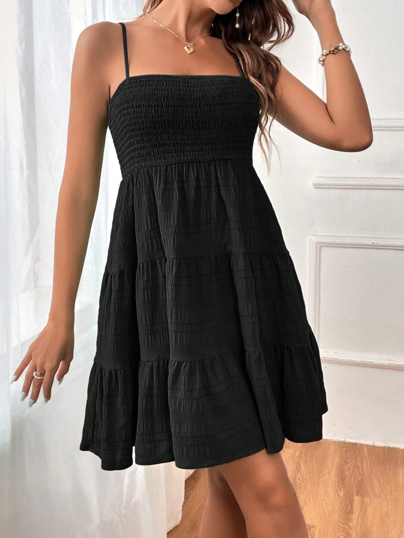 Robe courte femme – Bretelles fines – Bustier smocké – Jupe évasée à volants