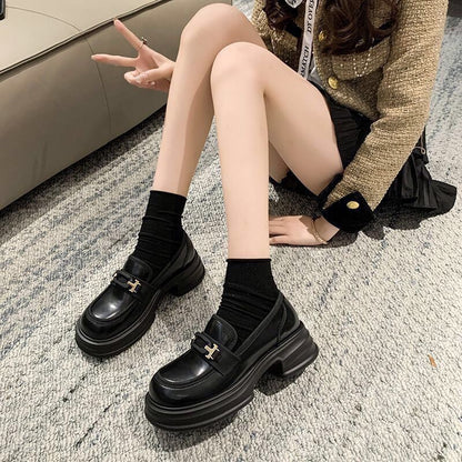 Mocassins femme – Semelle épaisse – Détail métal – Finition cuir – Enfilage facile