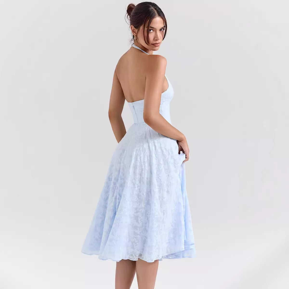 Robe femme dos nu – Coupe ajustée – Jupe évasée midi – Décolleté plongeant satiné