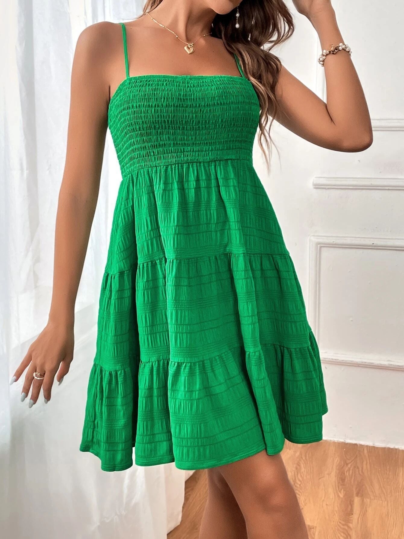 Robe courte femme – Bretelles fines – Bustier smocké – Jupe évasée à volants
