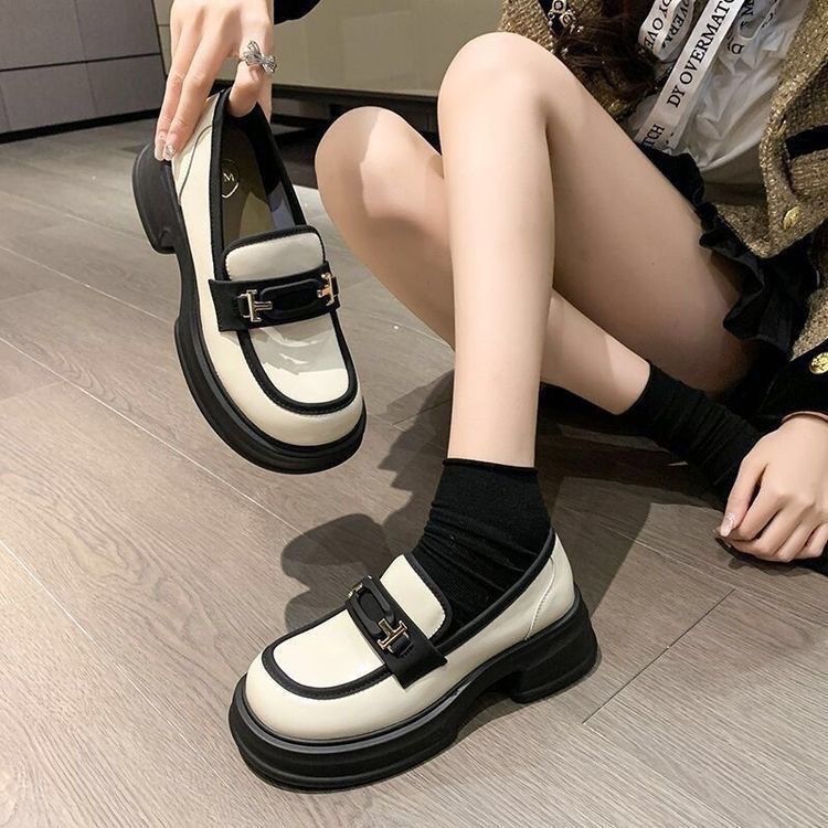 Mocassins femme – Semelle épaisse – Détail métal – Finition cuir – Enfilage facile