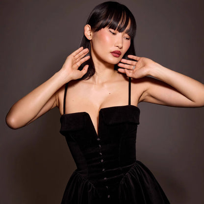 Robe Mini Femme – Velours Luxe – Coupe Évasée – Décolleté V – Bretelles Fines