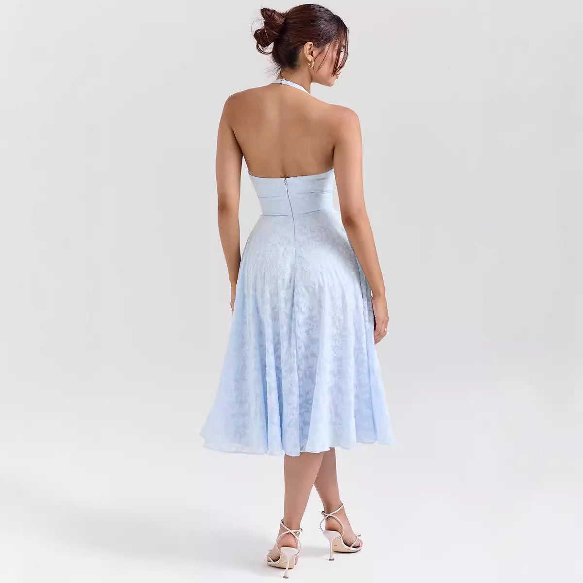 Robe femme dos nu – Coupe ajustée – Jupe évasée midi – Décolleté plongeant satiné