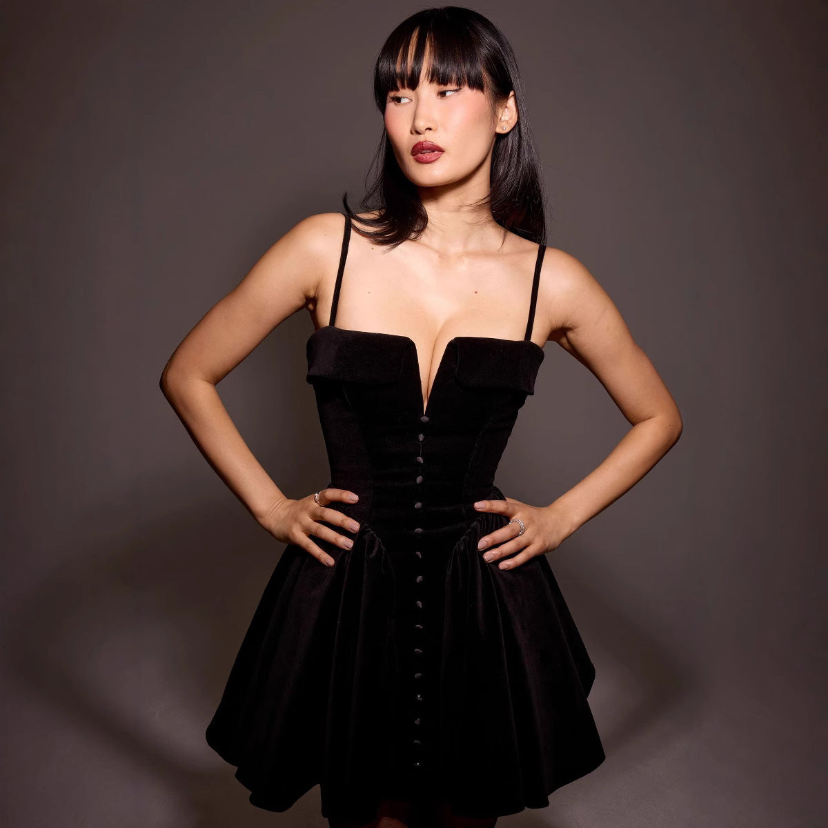 Robe Mini Femme – Velours Luxe – Coupe Évasée – Décolleté V – Bretelles Fines