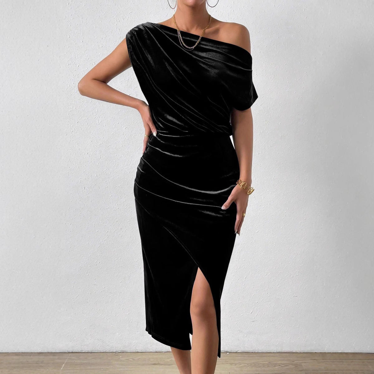 Robe Femme Épaule Dénudée – Velours Luxe – Coupe Cintrée – Fente Frontale Élégante