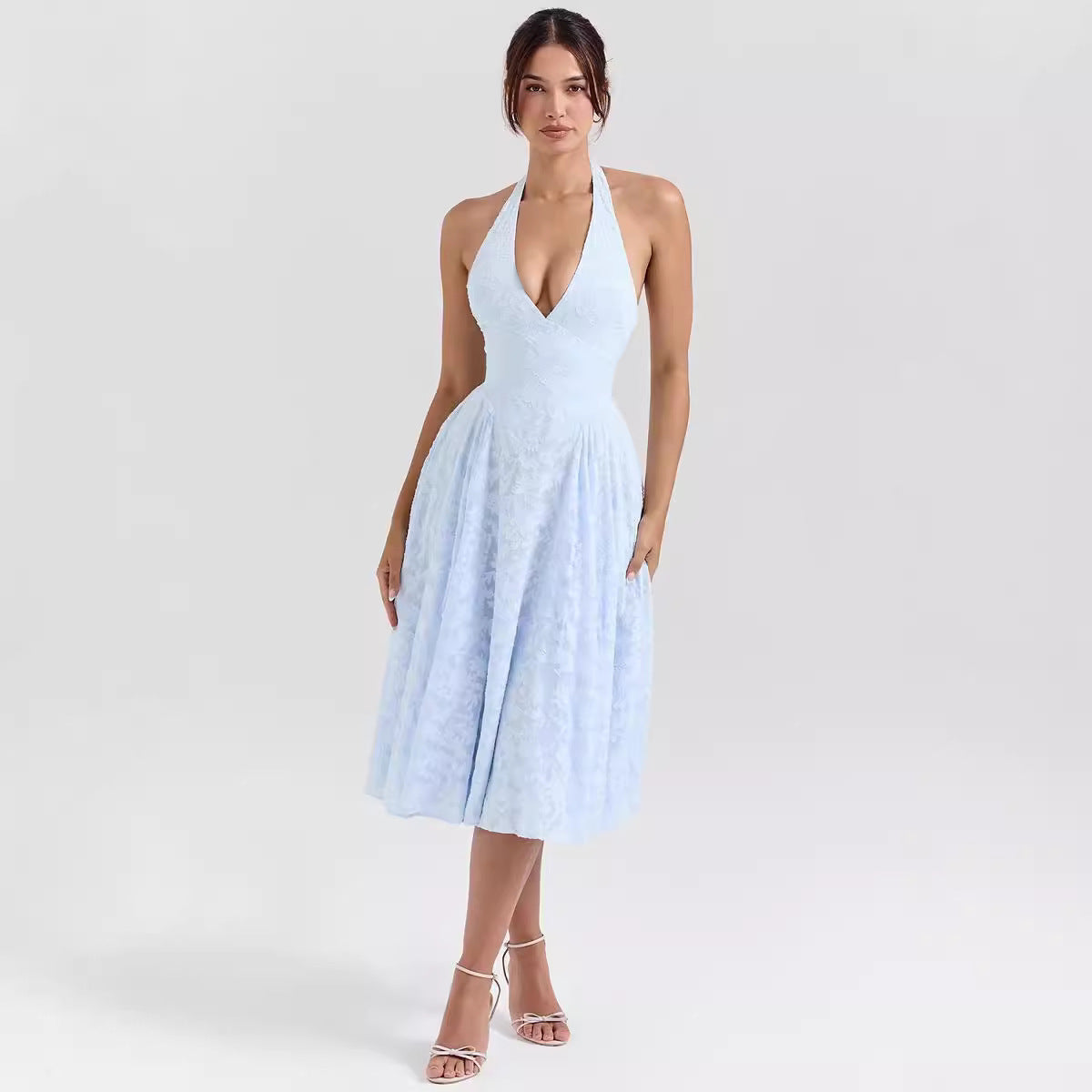 Robe femme dos nu – Coupe ajustée – Jupe évasée midi – Décolleté plongeant satiné