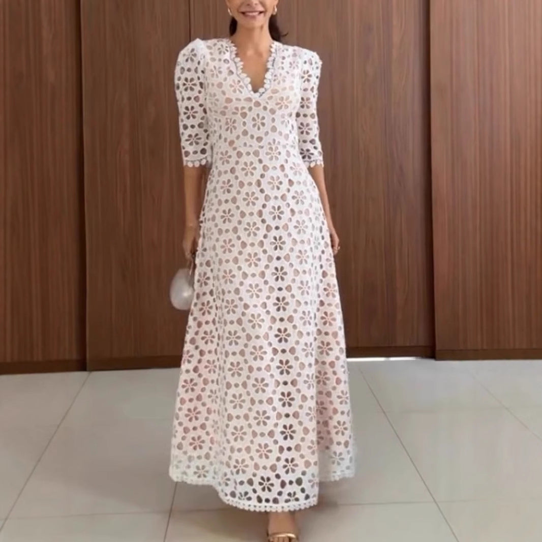 Robe femme longue en dentelle – Coupe évasée – Col en V – Manches mi-longues