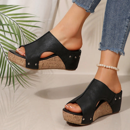 Sandales compensées femme – Bout ouvert – Cuir texturé – Talon liège – Détails rivets