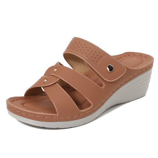 Sandales Compensées Femme – Bout Ouvert – Similicuir – Bride à Rivets – Enfilage Facile