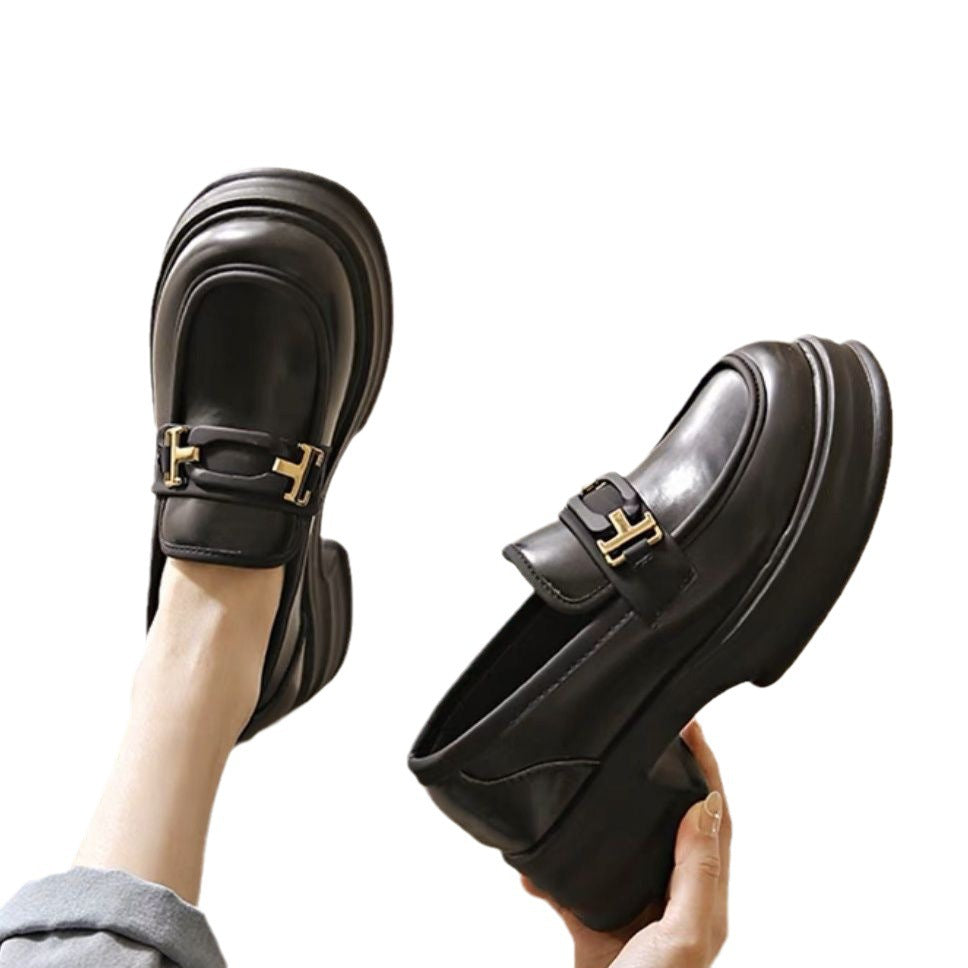 Mocassins femme – Semelle épaisse – Détail métal – Finition cuir – Enfilage facile