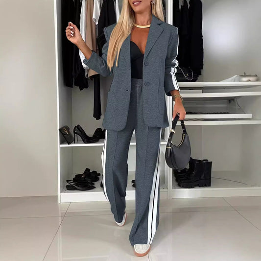 Ensemble femme blazer et pantalon – Coupe droite – Épaules structurées – Bande latérale