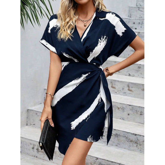Robe portefeuille femme – motif graphique – manches courtes – col en V – mini