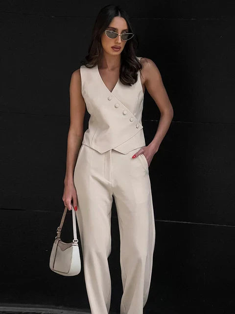 Tailleur femme avec haut sans manches et boutons - Élégant et sophistiqué