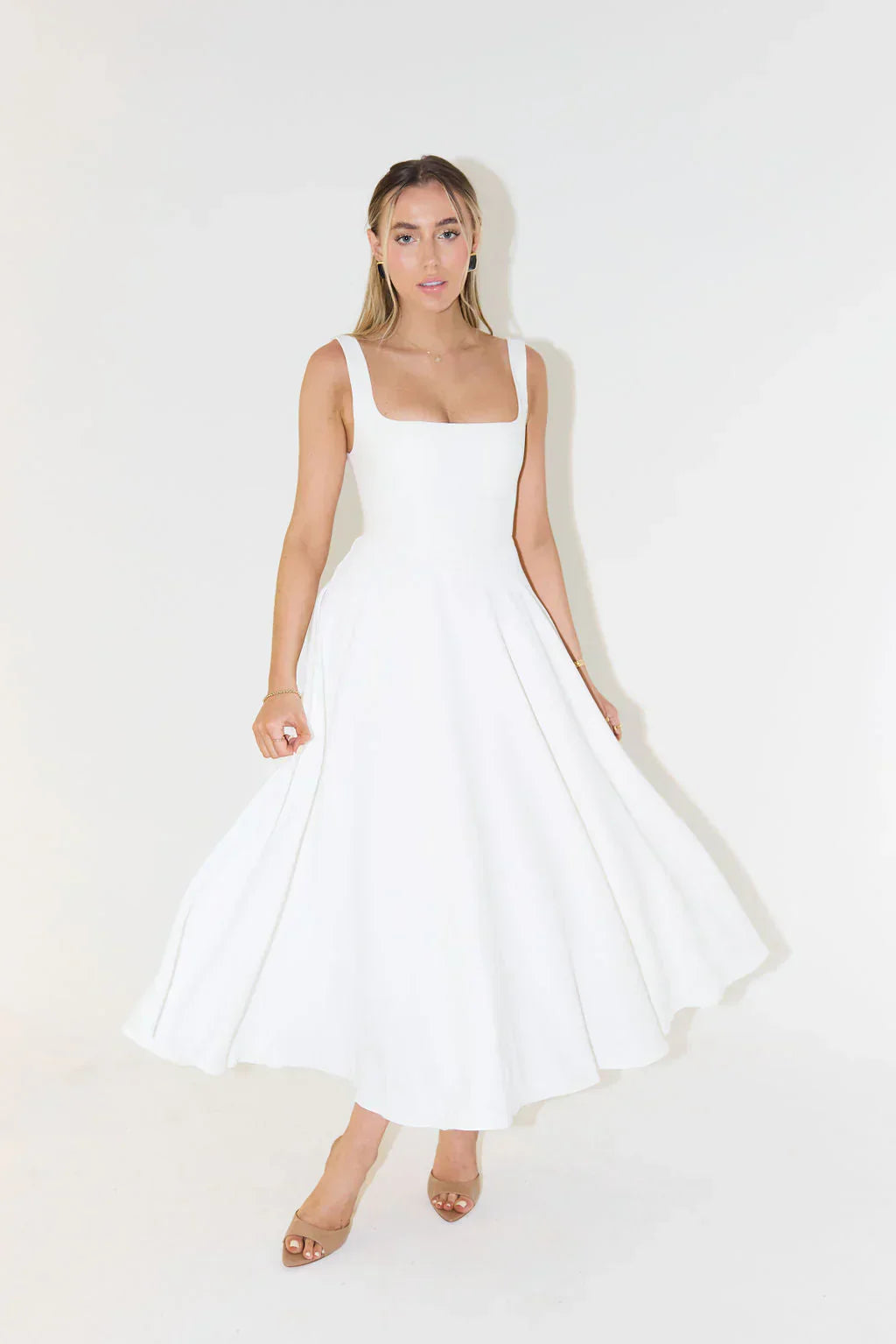 Robe Femme - Encolure Carrée - Sans Manches - Coupe Évasée Midi Élégante