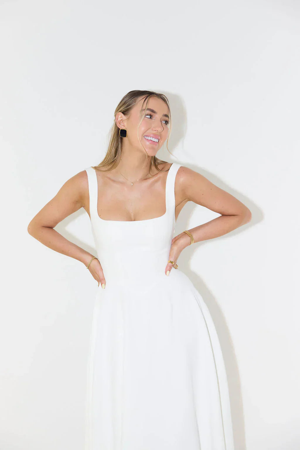 Robe Femme - Encolure Carrée - Sans Manches - Coupe Évasée Midi Élégante