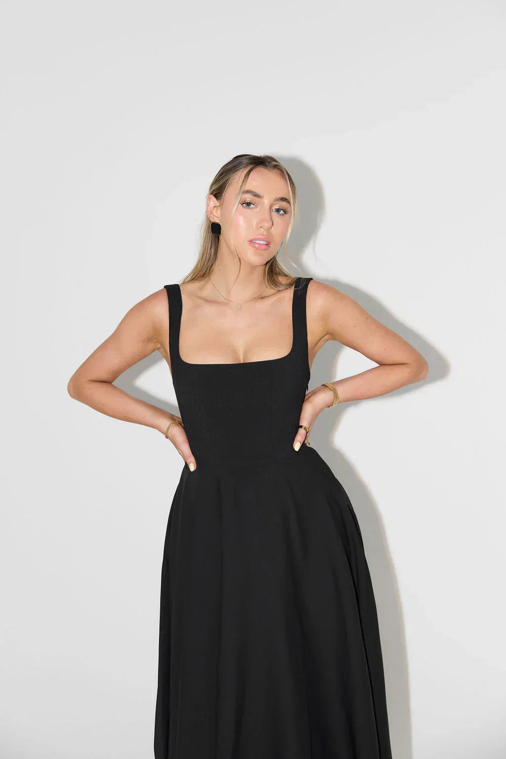Robe Femme - Encolure Carrée - Sans Manches - Coupe Évasée Midi Élégante
