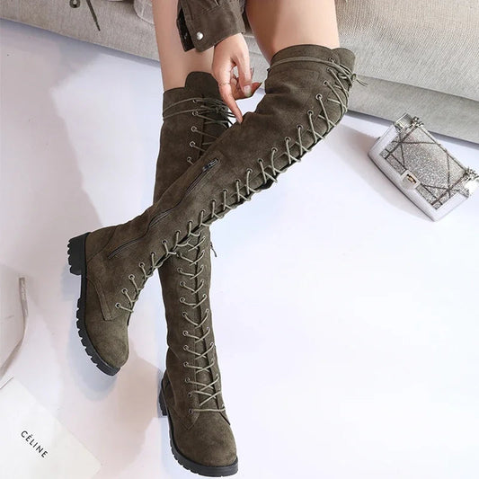 Bottes cuissardes femme – Aspect suédine – Lacets avant – Fermeture zippée – Semelle crantée