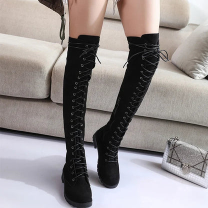 Bottes cuissardes femme – Aspect suédine – Lacets avant – Fermeture zippée – Semelle crantée