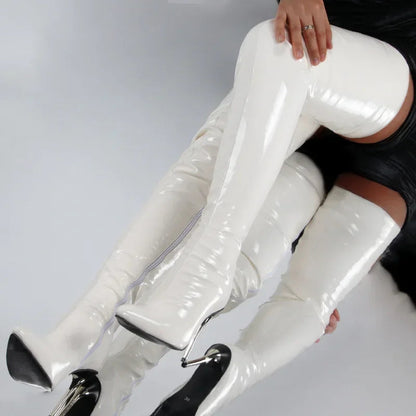 Bottes cuissardes femme – Finition brillante – Talon aiguille – Bout pointu – Coupe moulante